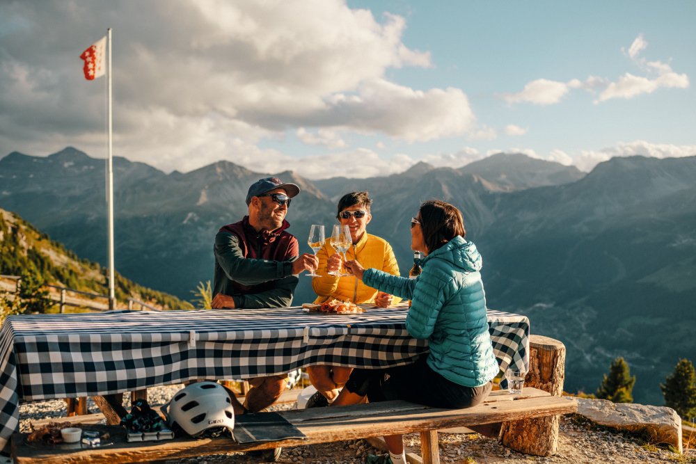ST 3x2 Val d Anniviers aperitif after the days stage on the E MTB Haute Route 63039